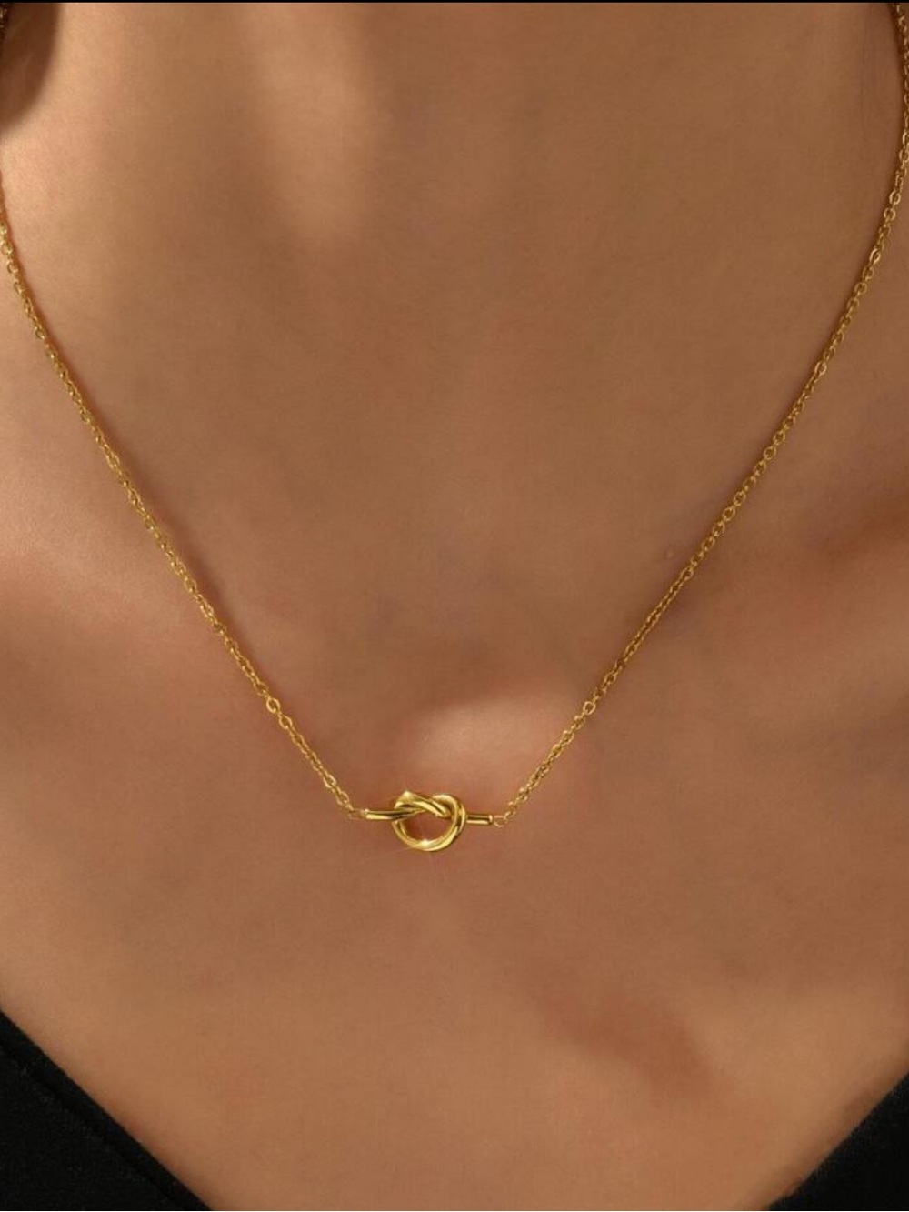 Gold Knot Pendant Necklace - Elegant Women's Jewelry R 574